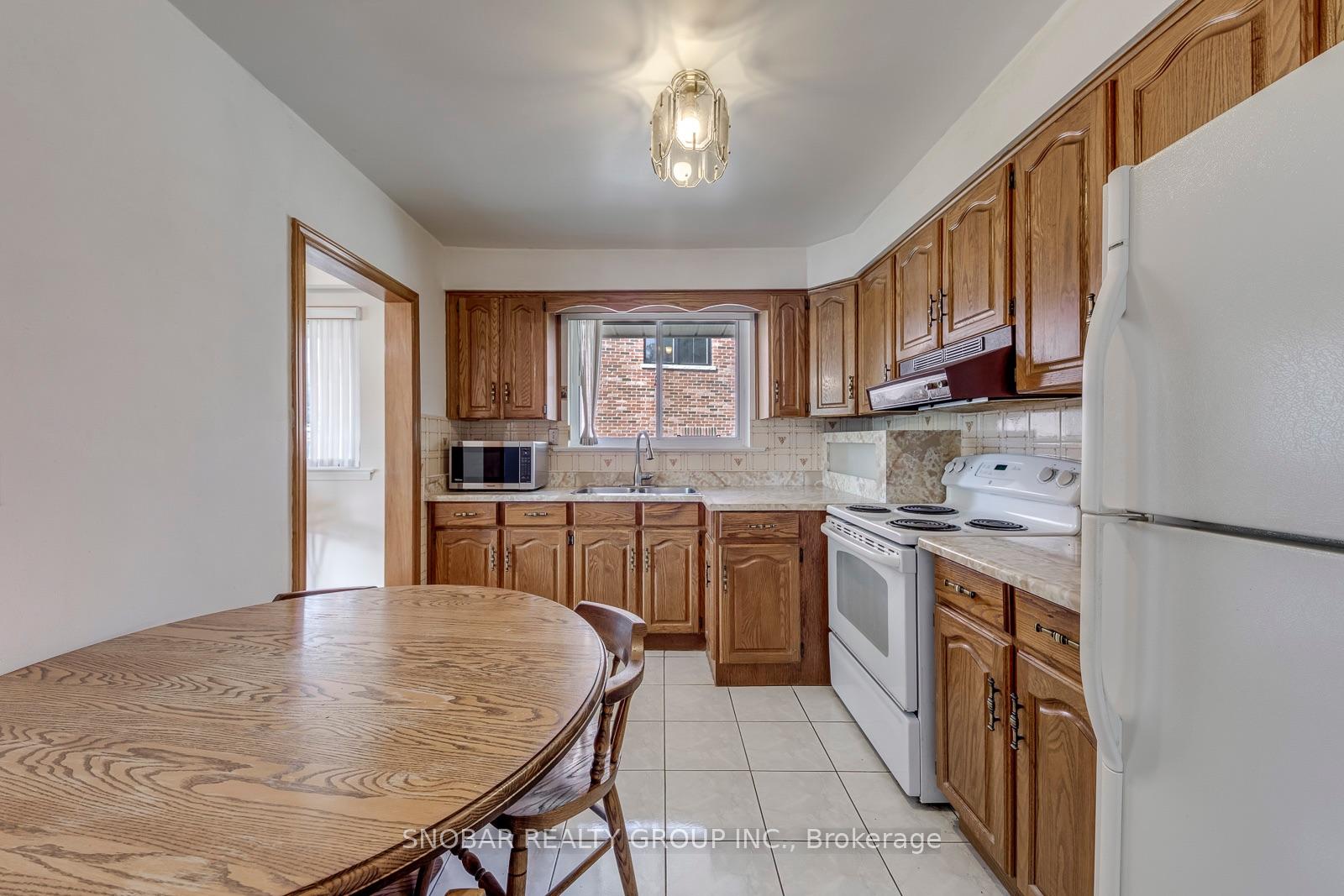 Photo 10 of 22 Thelmere Place, Etobicoke, Willowridge-Martingrove-Richview — HOMEH