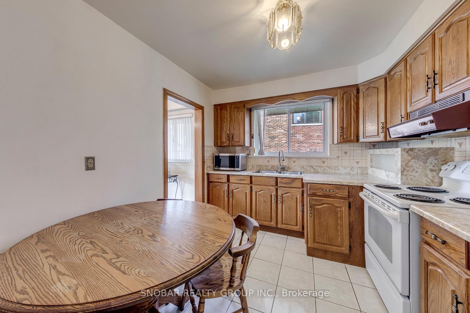 Photo 11 of 22 Thelmere Place, Etobicoke, Willowridge-Martingrove-Richview — HOMEH