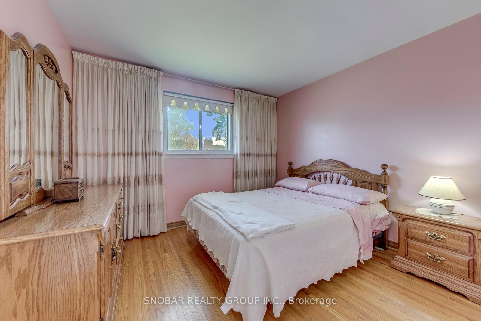 Photo 12 of 22 Thelmere Place, Etobicoke, Willowridge-Martingrove-Richview — HOMEH