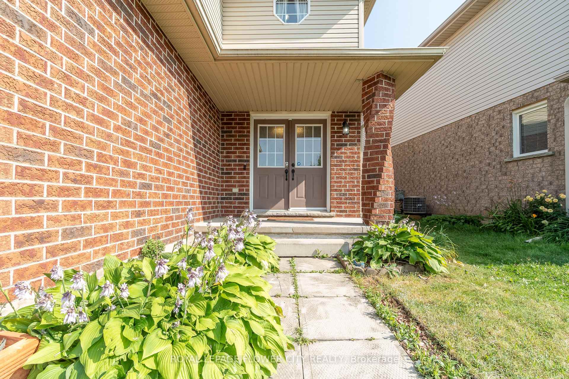Photo 3 of 99 Windflower Drive, Kitchener, Larentian West — HOMEH