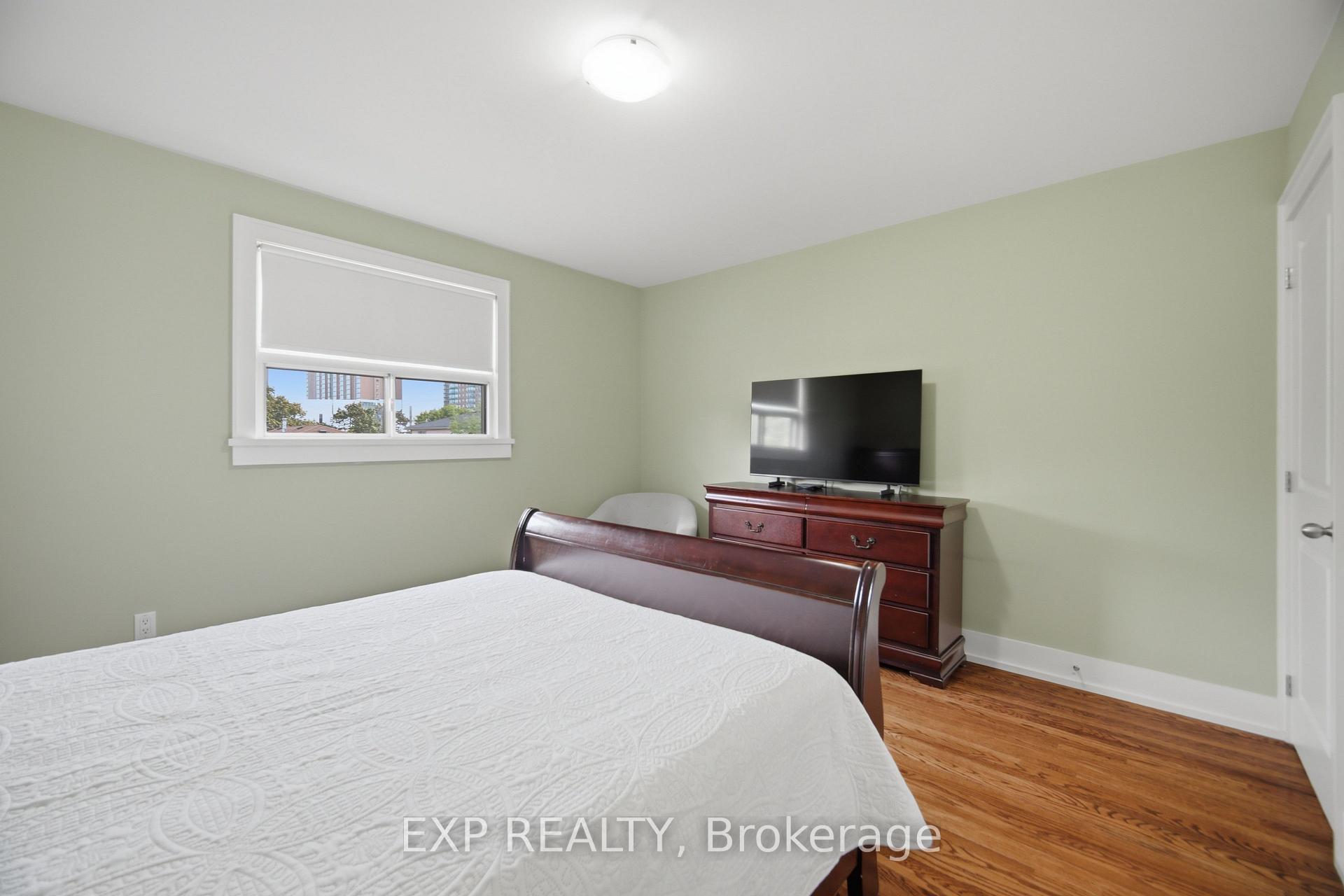 Photo 20 of 106 Hanson Road, Mississauga, Fairview — HOMEH