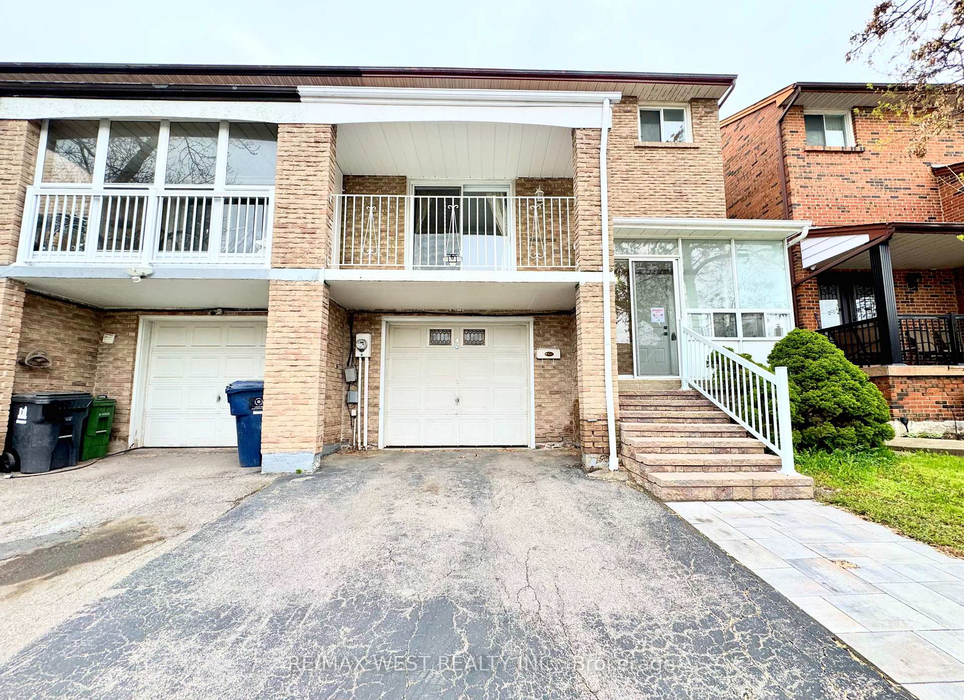 Photo 2 of 26 Brownridge Crescent, Etobicoke, West Humber-Clairville — HOMEH