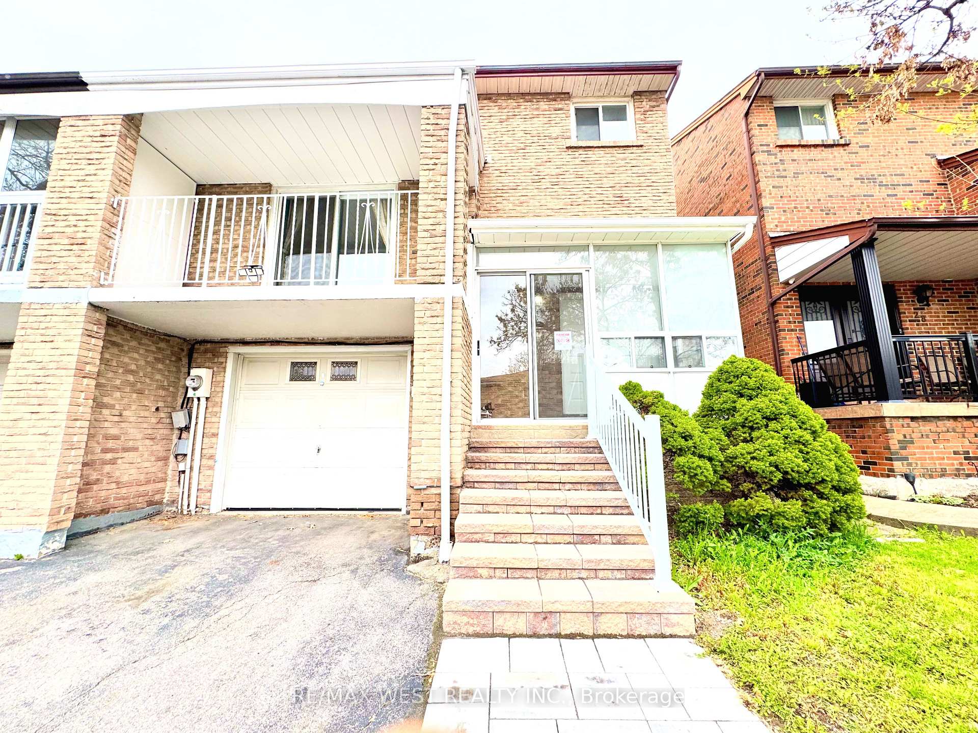 Photo 3 of 26 Brownridge Crescent, Etobicoke, West Humber-Clairville — HOMEH