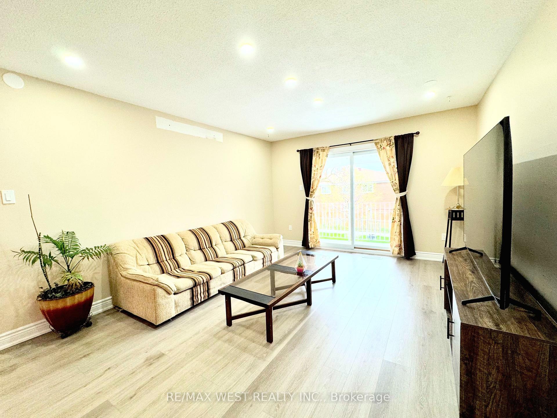 Photo 6 of 26 Brownridge Crescent, Etobicoke, West Humber-Clairville — HOMEH