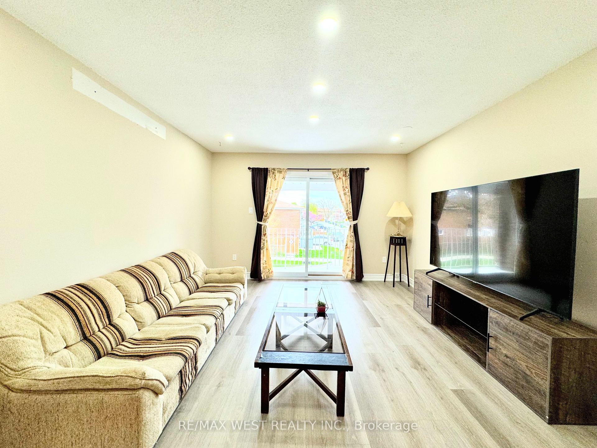 Photo 7 of 26 Brownridge Crescent, Etobicoke, West Humber-Clairville — HOMEH
