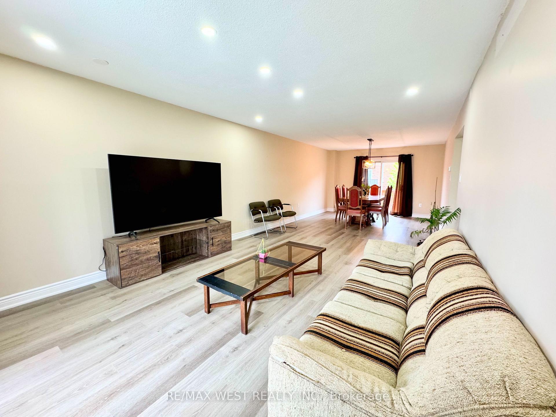 Photo 8 of 26 Brownridge Crescent, Etobicoke, West Humber-Clairville — HOMEH