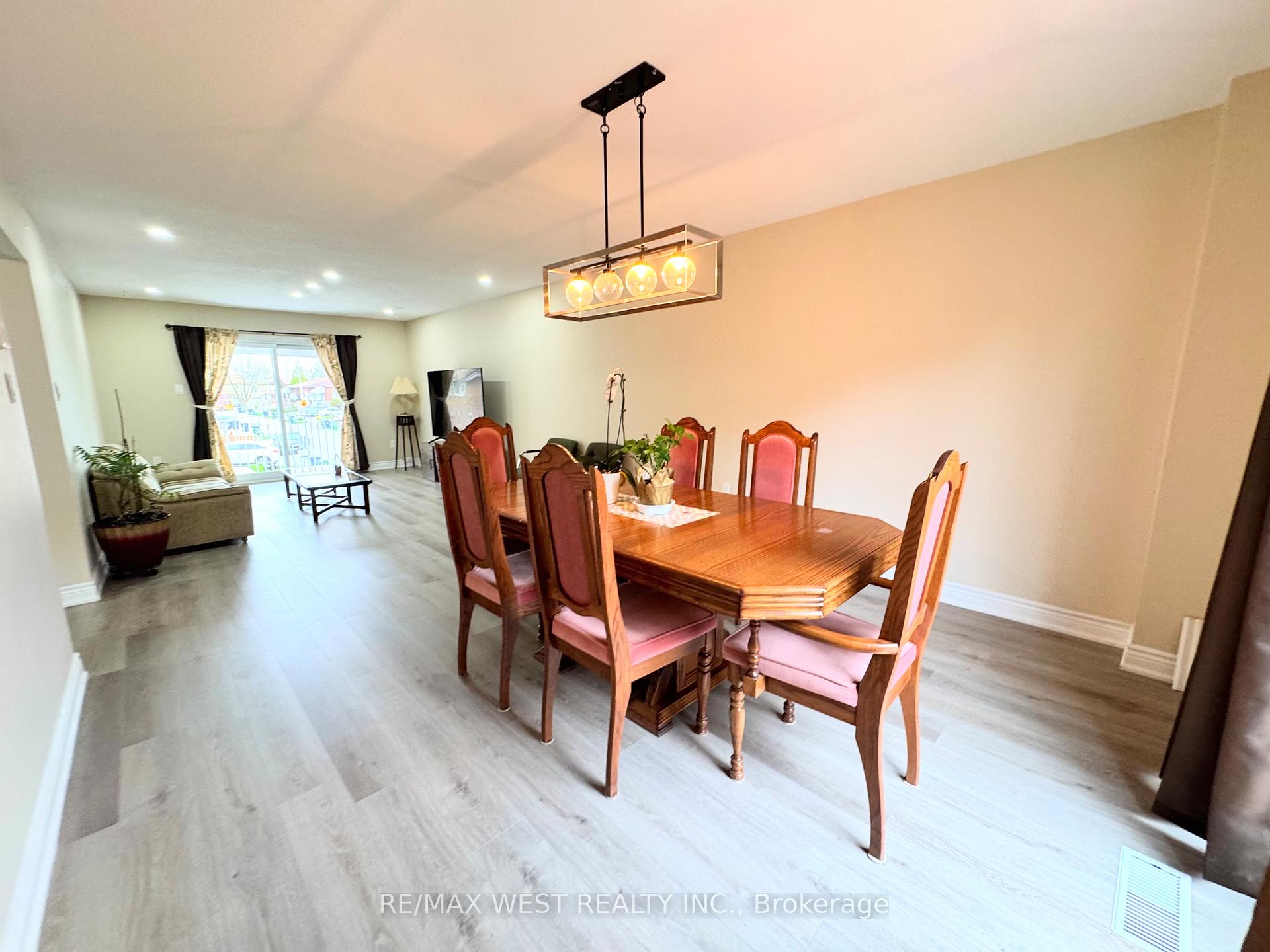 Photo 11 of 26 Brownridge Crescent, Etobicoke, West Humber-Clairville — HOMEH