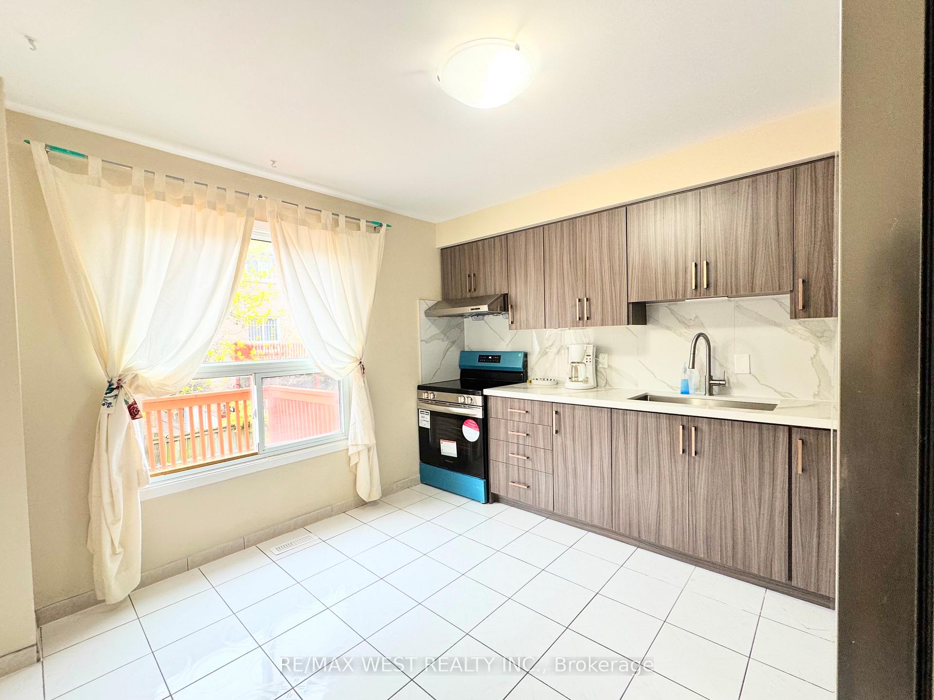 Photo 12 of 26 Brownridge Crescent, Etobicoke, West Humber-Clairville — HOMEH
