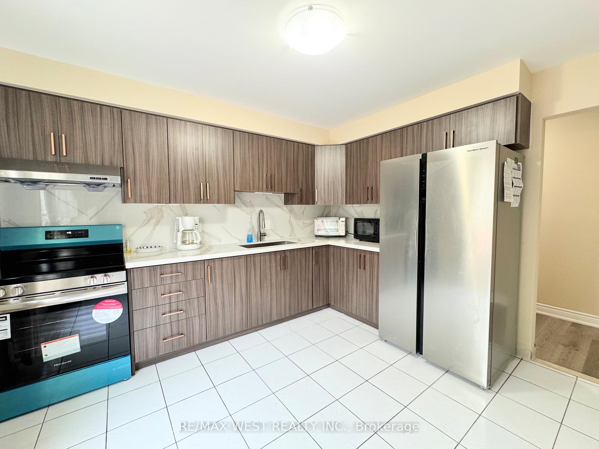 Photo 13 of 26 Brownridge Crescent, Etobicoke, West Humber-Clairville — HOMEH