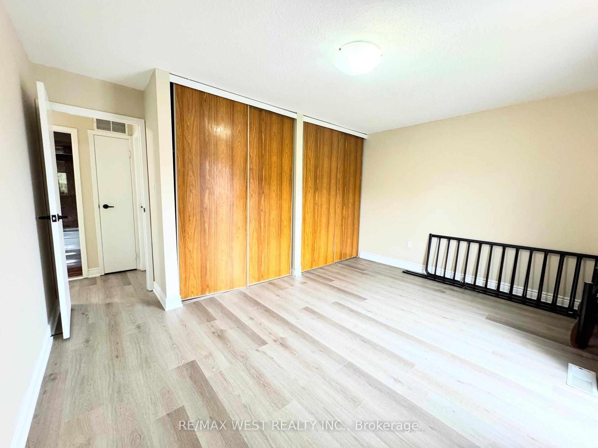 Photo 17 of 26 Brownridge Crescent, Etobicoke, West Humber-Clairville — HOMEH