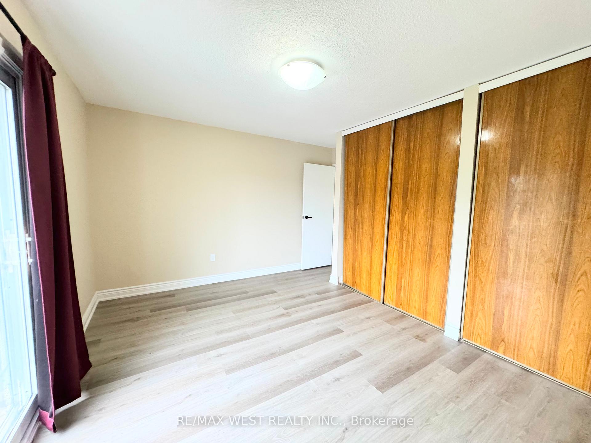 Photo 18 of 26 Brownridge Crescent, Etobicoke, West Humber-Clairville — HOMEH