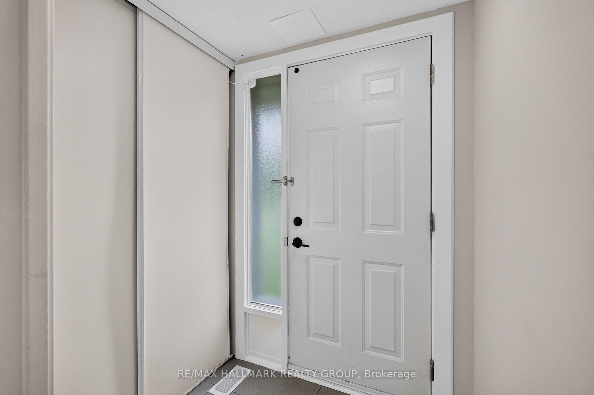 Photo 3 of 2998 Fairlea Crescent, Ottawa, Heron Gate/Industrial Park — HOMEH