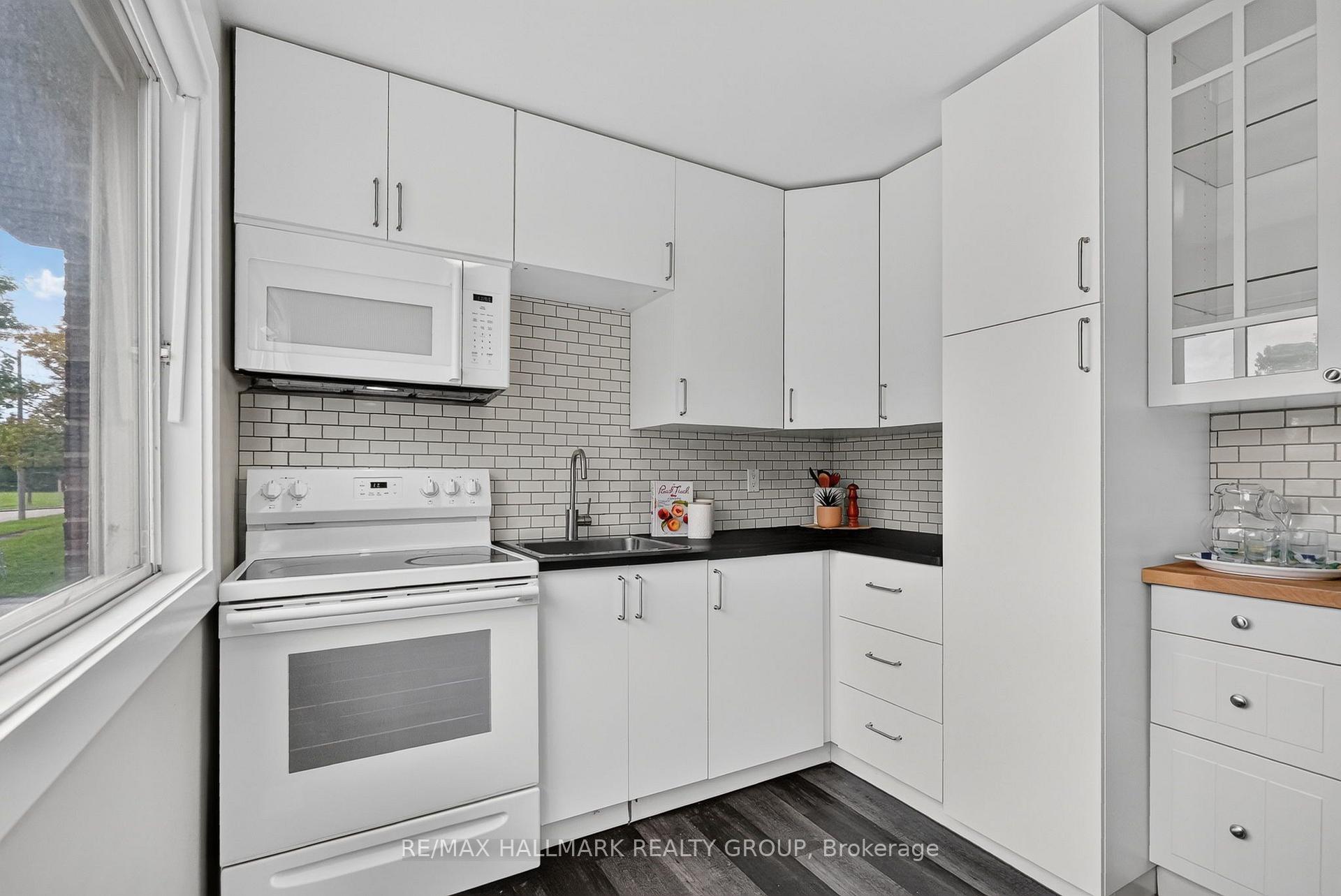 Photo 5 of 2998 Fairlea Crescent, Ottawa, Heron Gate/Industrial Park — HOMEH