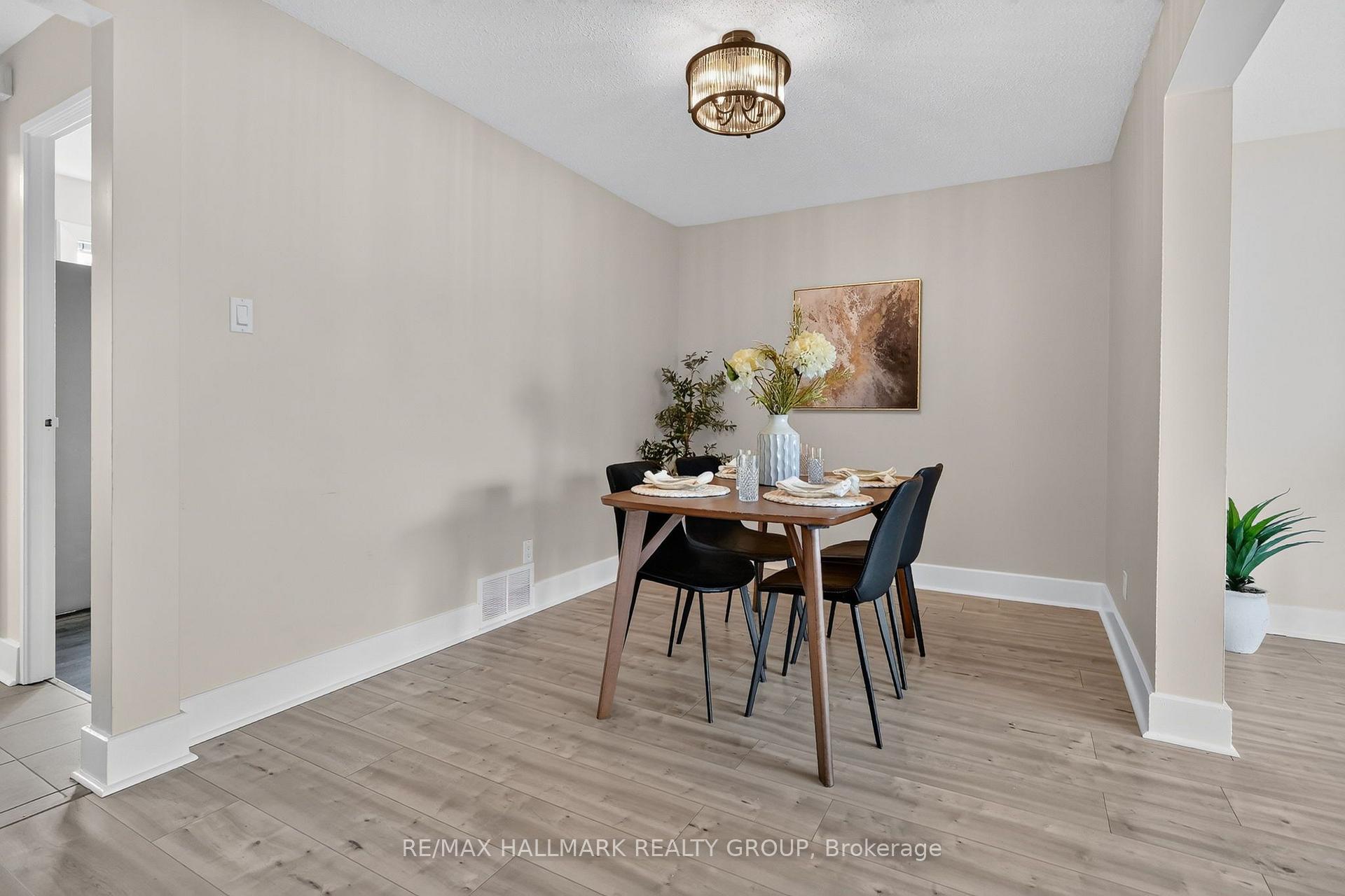 Photo 10 of 2998 Fairlea Crescent, Ottawa, Heron Gate/Industrial Park — HOMEH