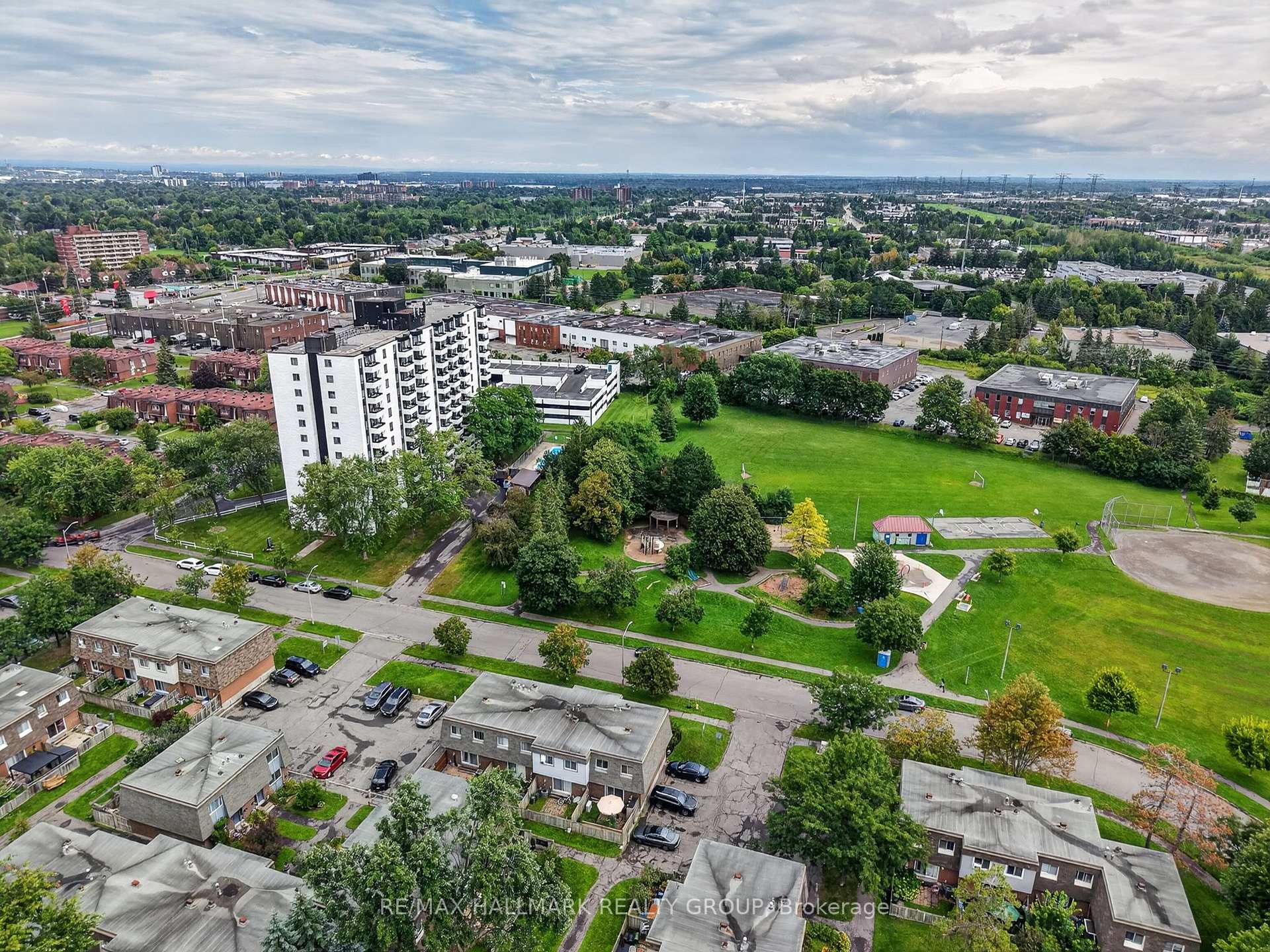Photo 37 of 2998 Fairlea Crescent, Ottawa, Heron Gate/Industrial Park — HOMEH