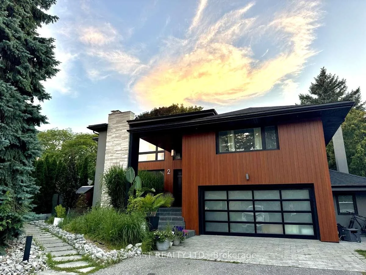 Photo 3 of 2 Princess Anne Crescent, Etobicoke, Princess-Rosethorn — HOMEH