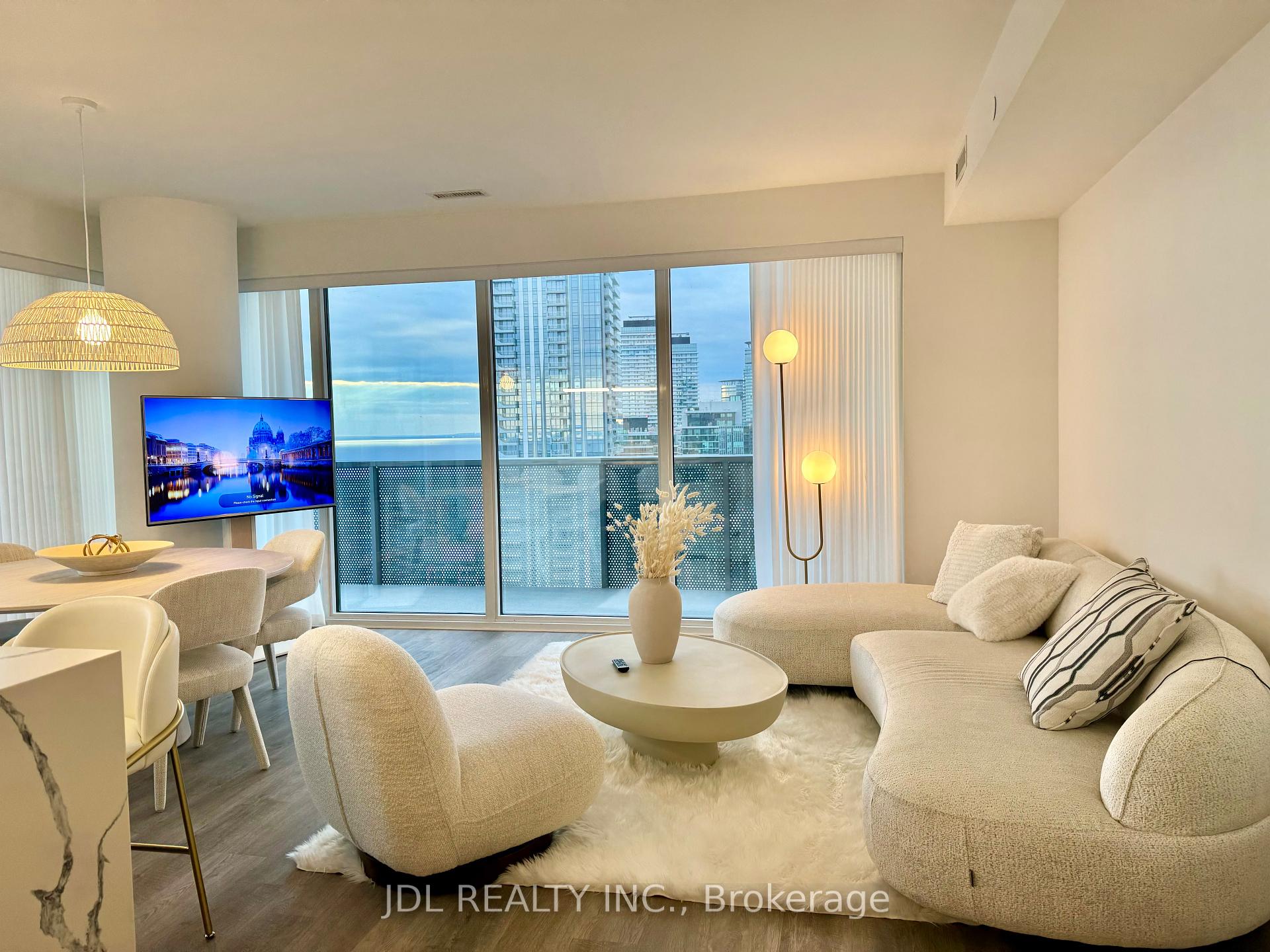 Photo 10 of Unit 5811, 55 cooper Street, Toronto, Waterfront Communities — HOMEH