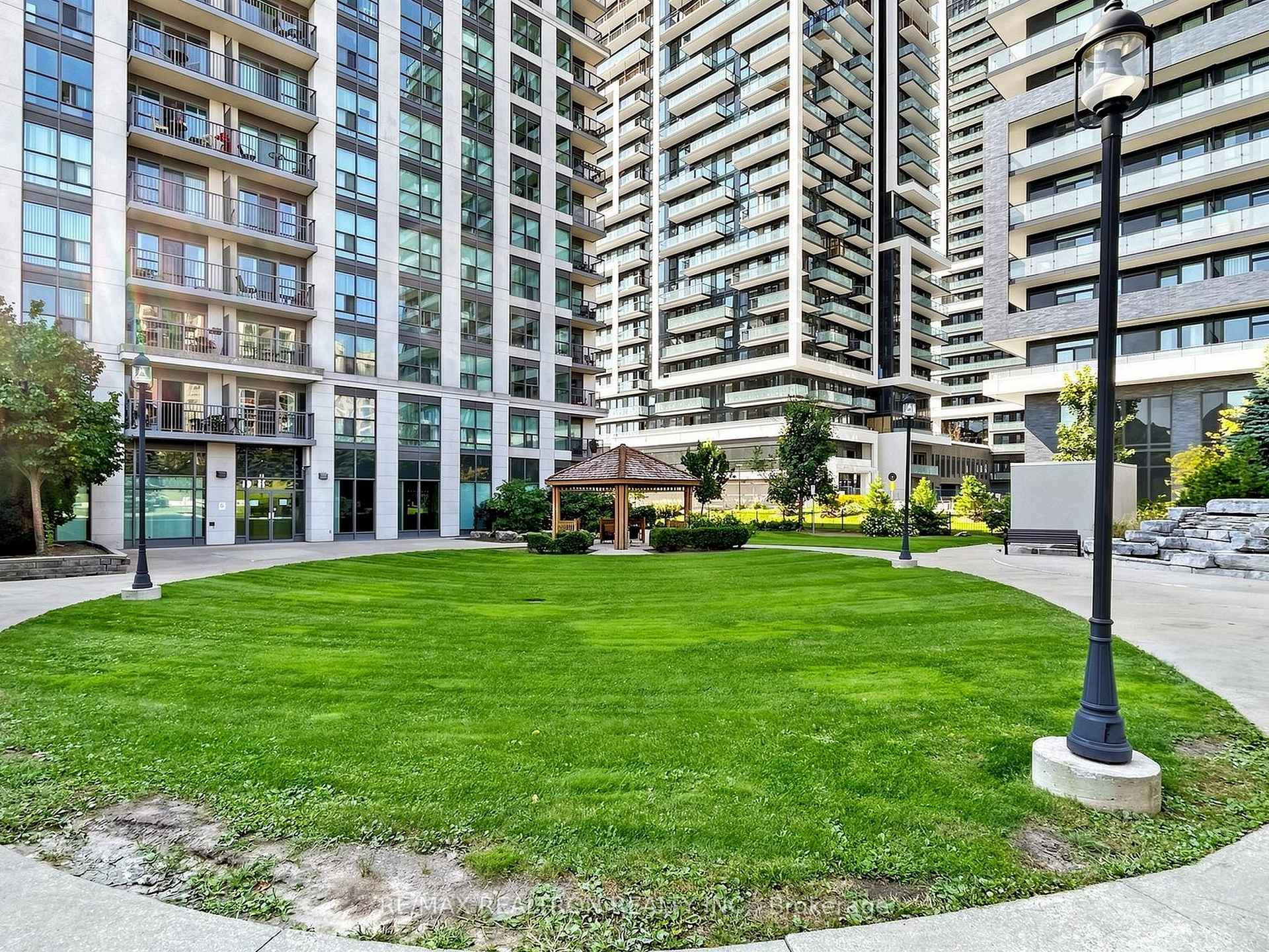 Photo 5 of Unit 918, 185 Oneida Crescent, Richmond Hill, Langstaff — HOMEH