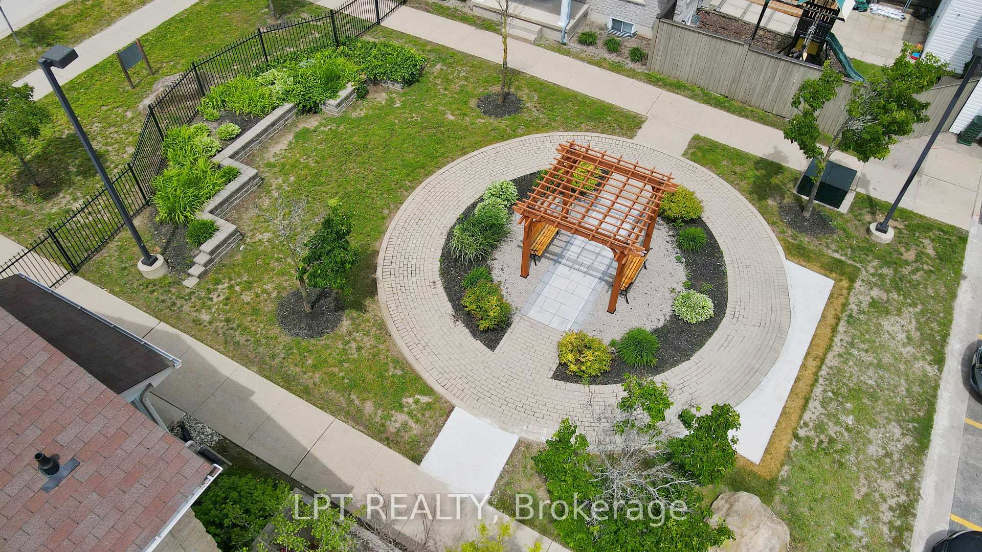 Photo 31 of 17 Silver Maple Crescent, Barrie, Holly — HOMEH