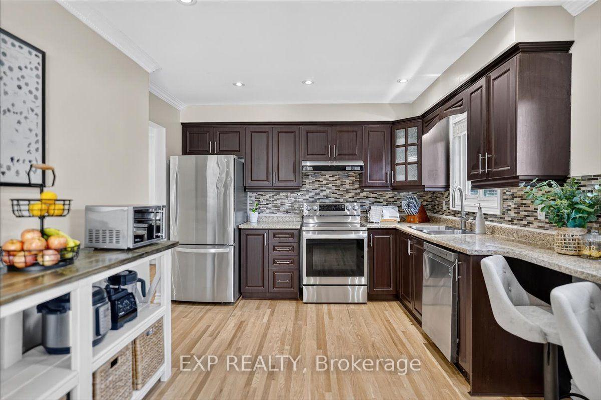 Photo 2 of 39 Prouse Drive, Brampton, Brampton North — HOMEH
