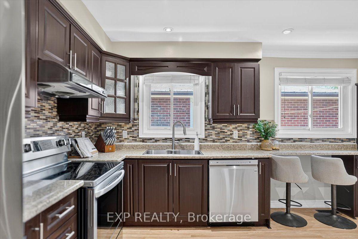 Photo 3 of 39 Prouse Drive, Brampton, Brampton North — HOMEH