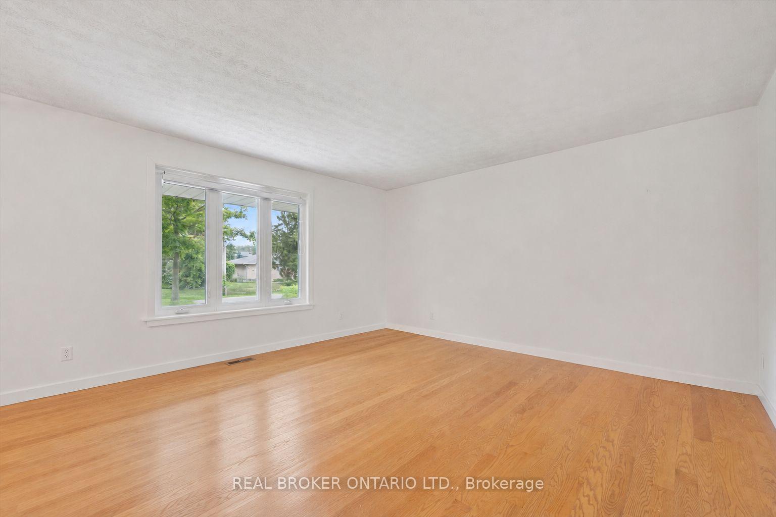 Photo 3 of 27 Dawson Drive, Kincardine — HOMEH