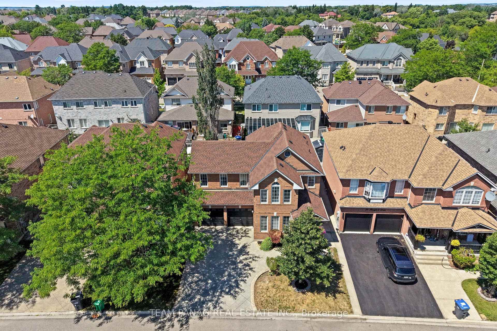 Photo 3 of 26 Bowsfield Drive, Brampton, Vales of Castlemore — HOMEH