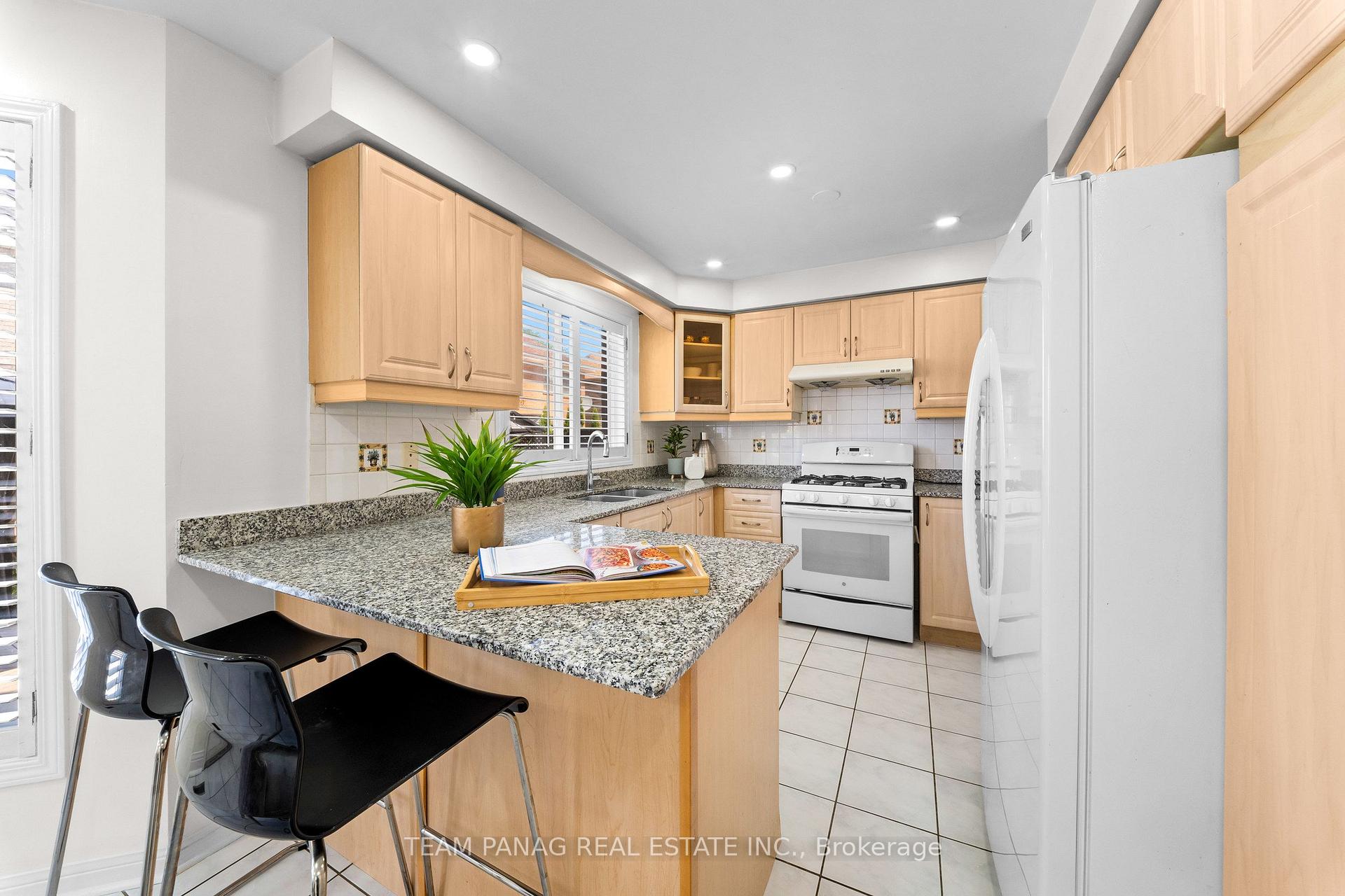 Photo 10 of 26 Bowsfield Drive, Brampton, Vales of Castlemore — HOMEH