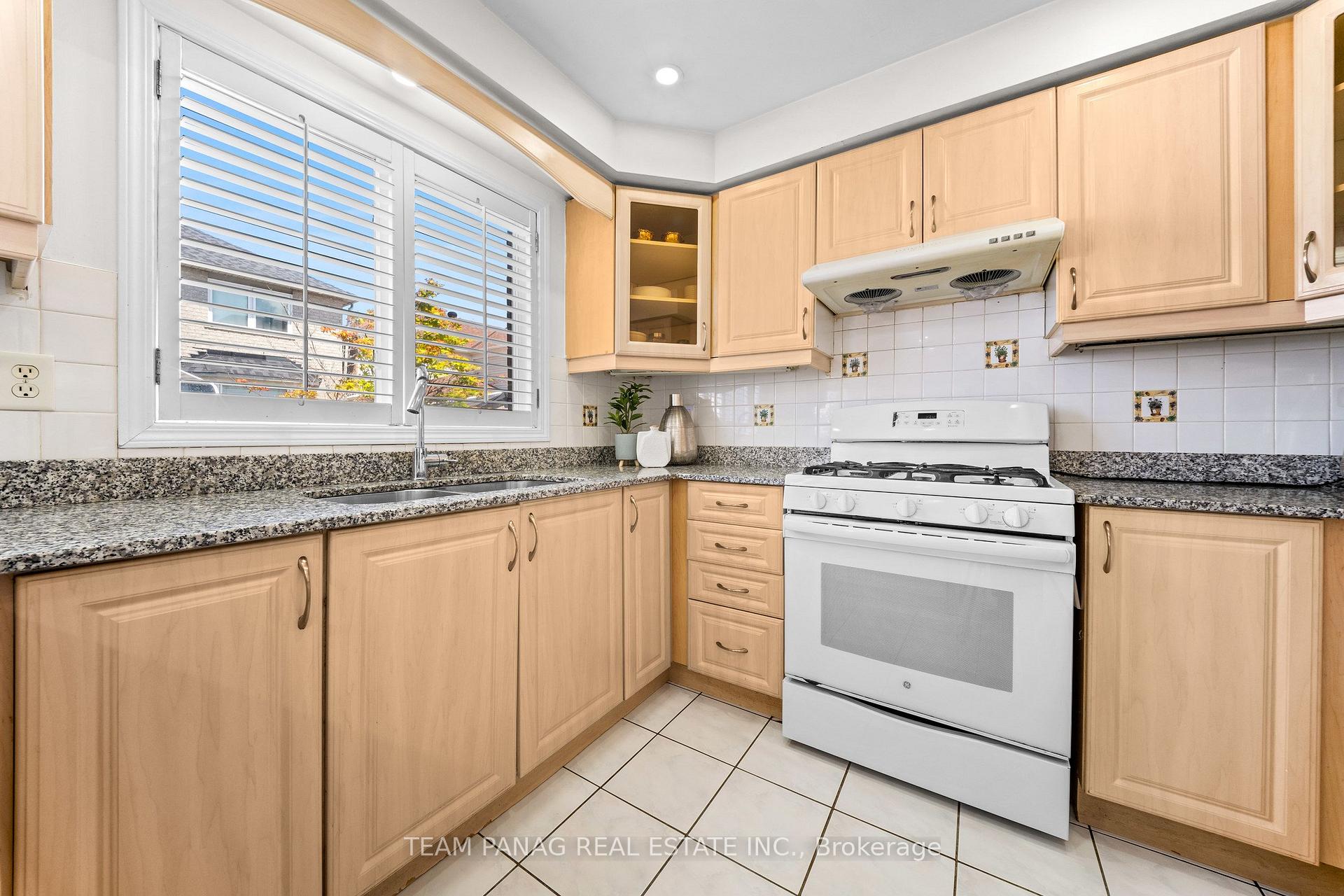 Photo 11 of 26 Bowsfield Drive, Brampton, Vales of Castlemore — HOMEH