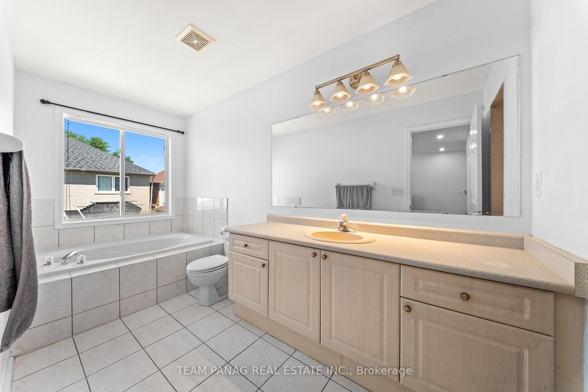 Photo 21 of 26 Bowsfield Drive, Brampton, Vales of Castlemore — HOMEH