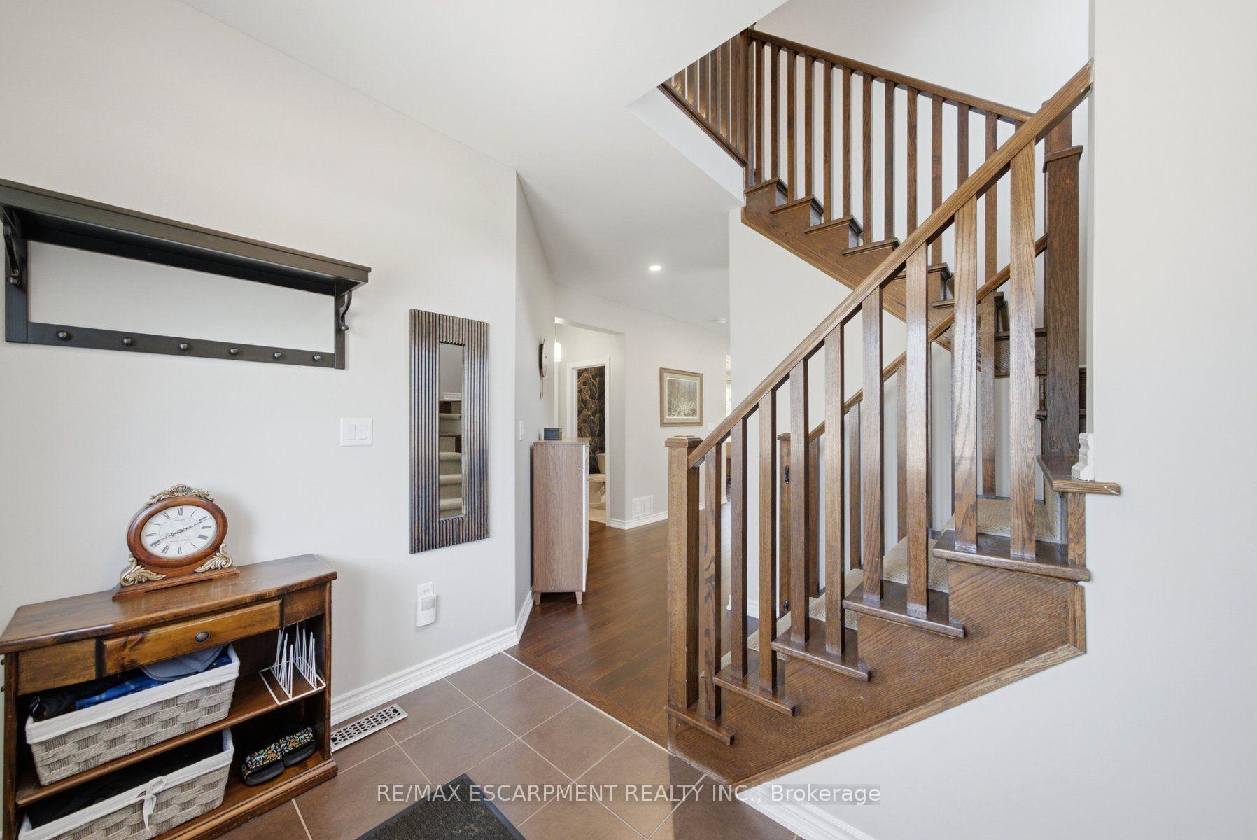 Photo 4 of 401 Valridge Drive, Hamilton, Ancaster — HOMEH