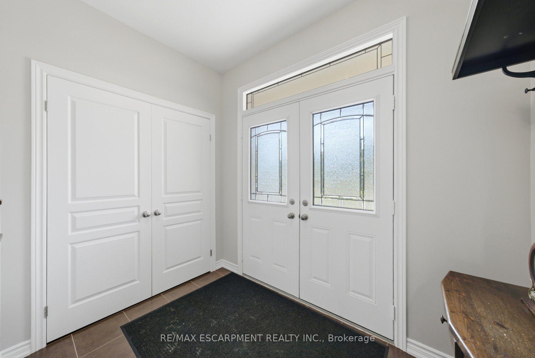 Photo 5 of 401 Valridge Drive, Hamilton, Ancaster — HOMEH