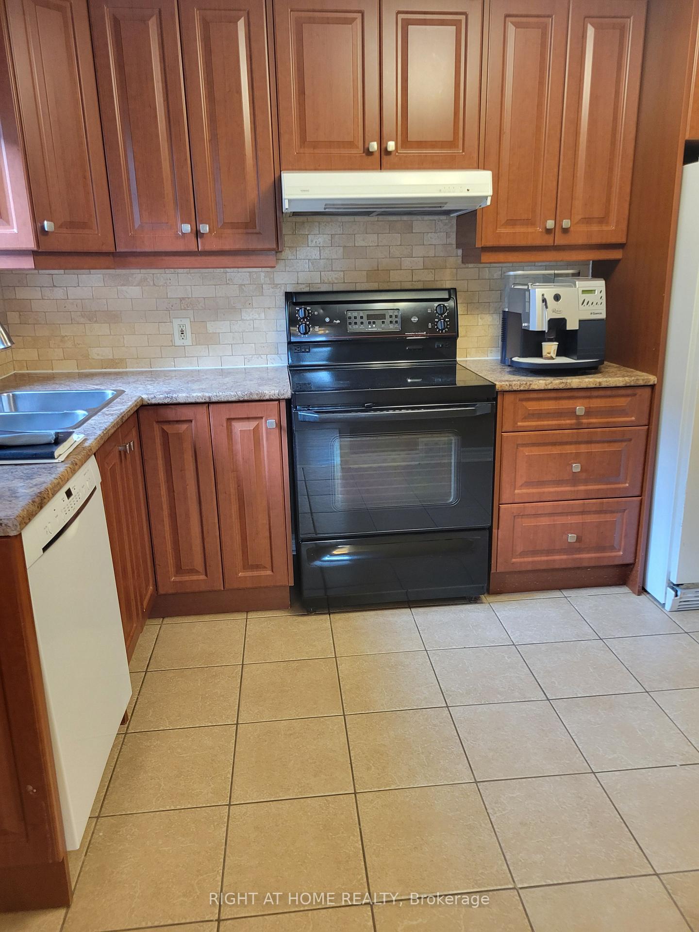 Photo 8 of 2575 Argyle Road, Mississauga, Cooksville — HOMEH