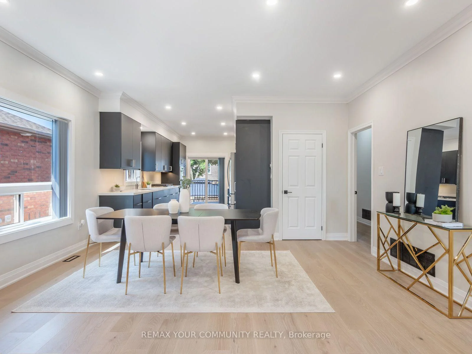 Photo 4 of 258 Livingstone Street E, Barrie, Little Lake — HOMEH