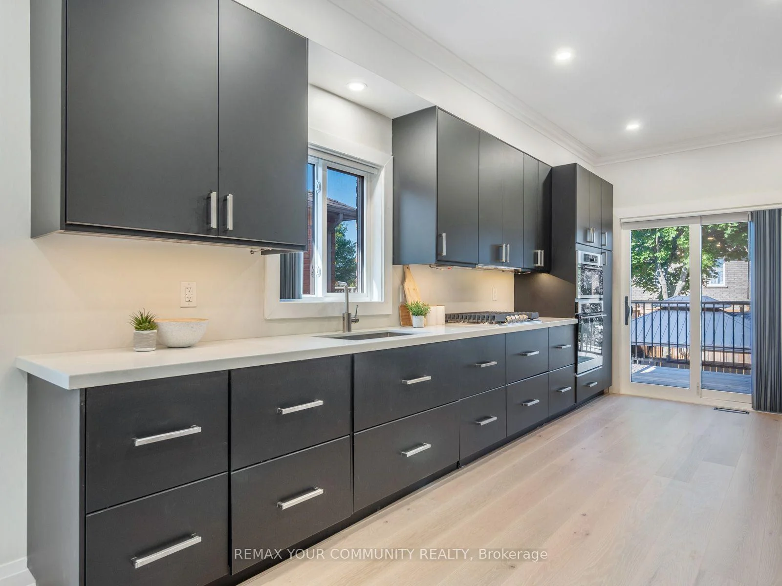 Photo 10 of 258 Livingstone Street E, Barrie, Little Lake — HOMEH