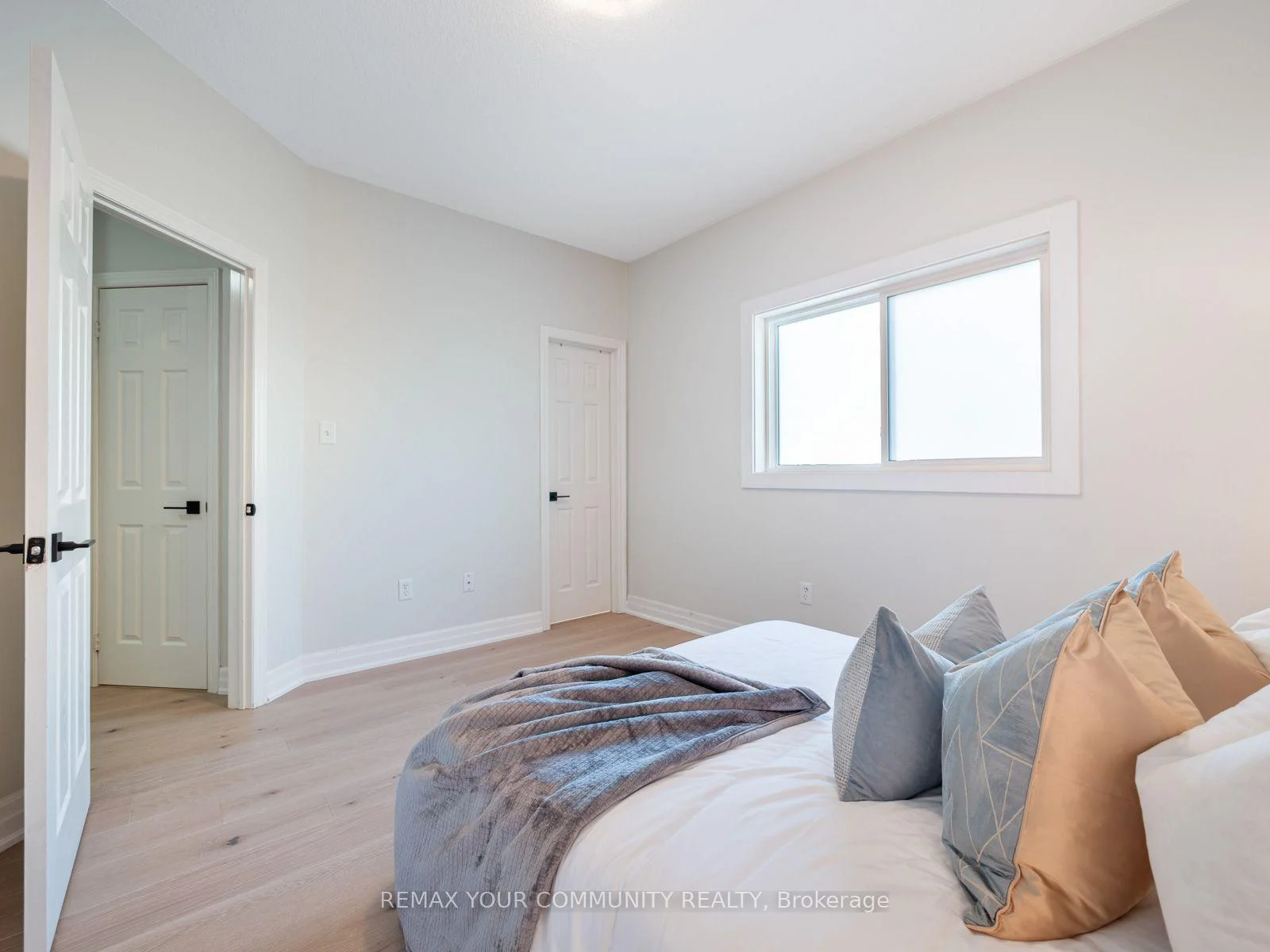 Photo 42 of 258 Livingstone Street E, Barrie, Little Lake — HOMEH