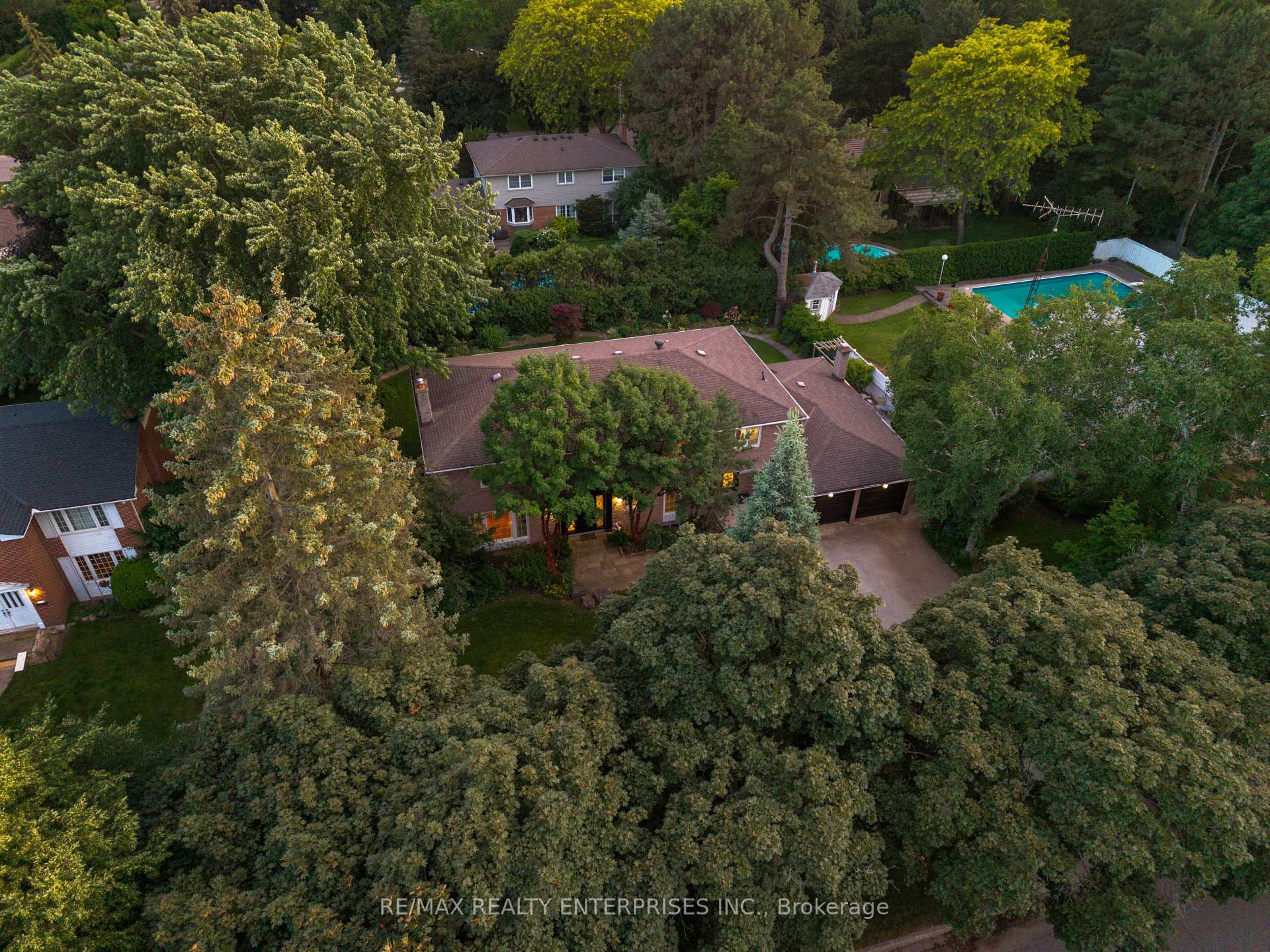 Photo 2 of 2084 Obeck Crescent, Mississauga, Sheridan — HOMEH