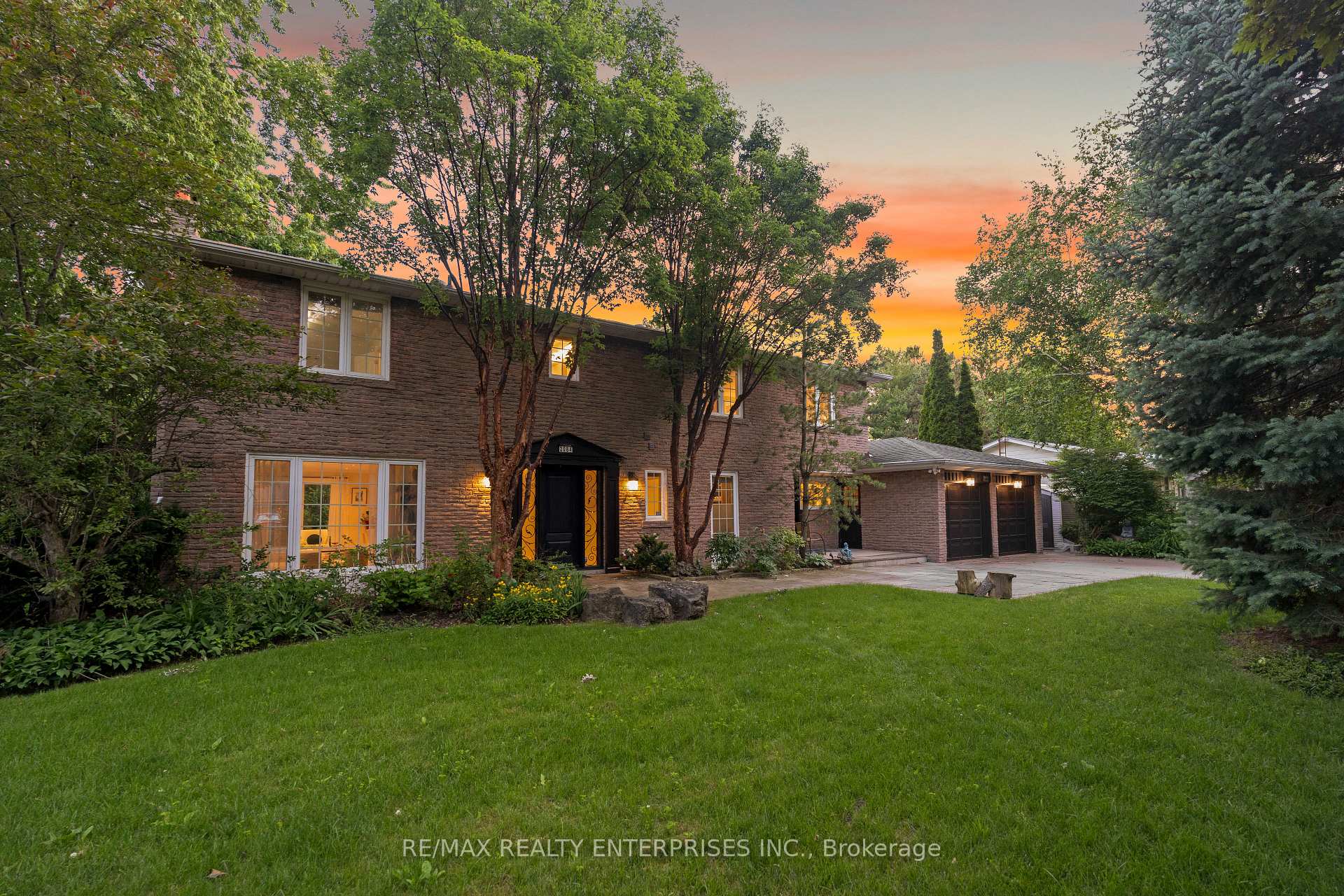 Photo 3 of 2084 Obeck Crescent, Mississauga, Sheridan — HOMEH