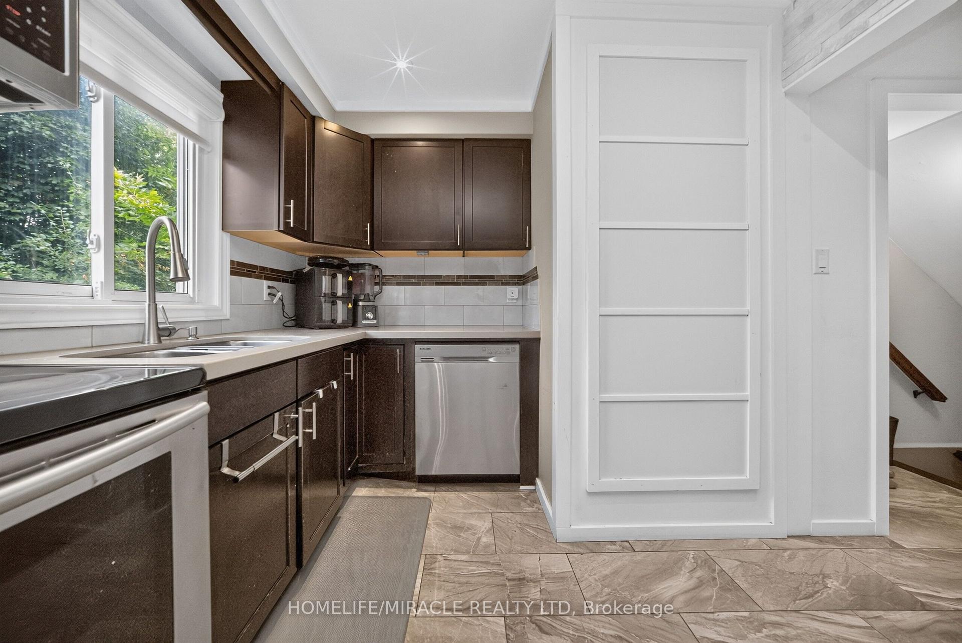 Photo 11 of 4 Summertime Court, Brampton, Heart Lake West — HOMEH