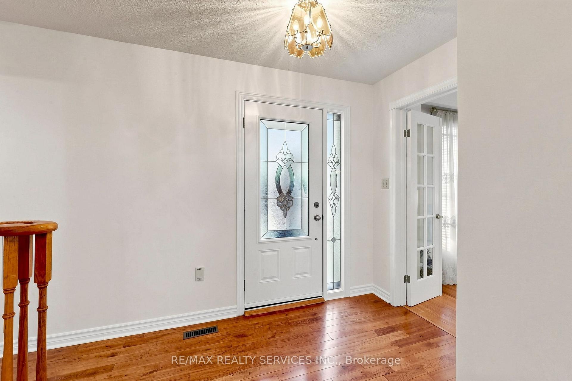 Photo 5 of 25 Malcolm Crescent, Brampton, Central Park — HOMEH
