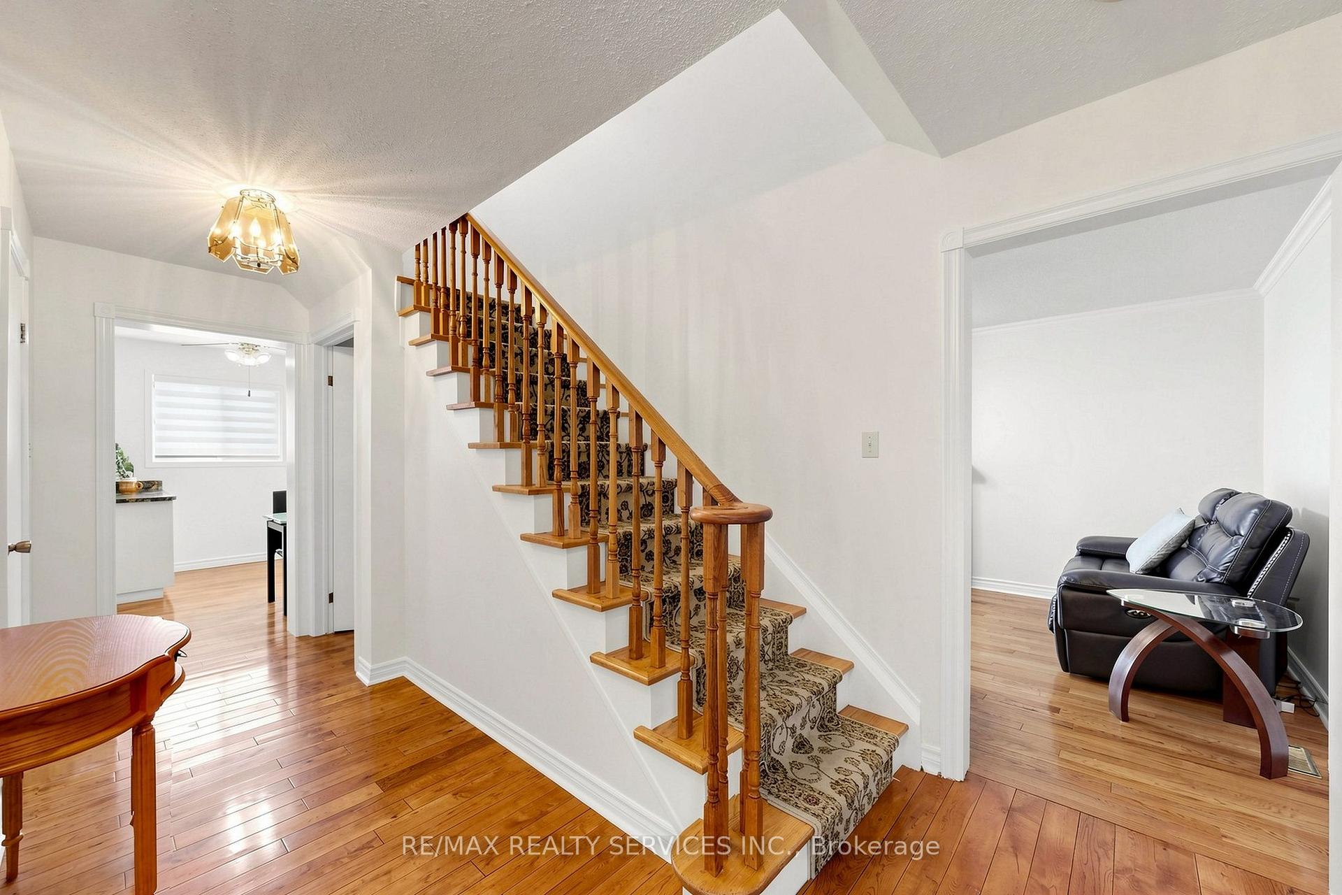 Photo 6 of 25 Malcolm Crescent, Brampton, Central Park — HOMEH