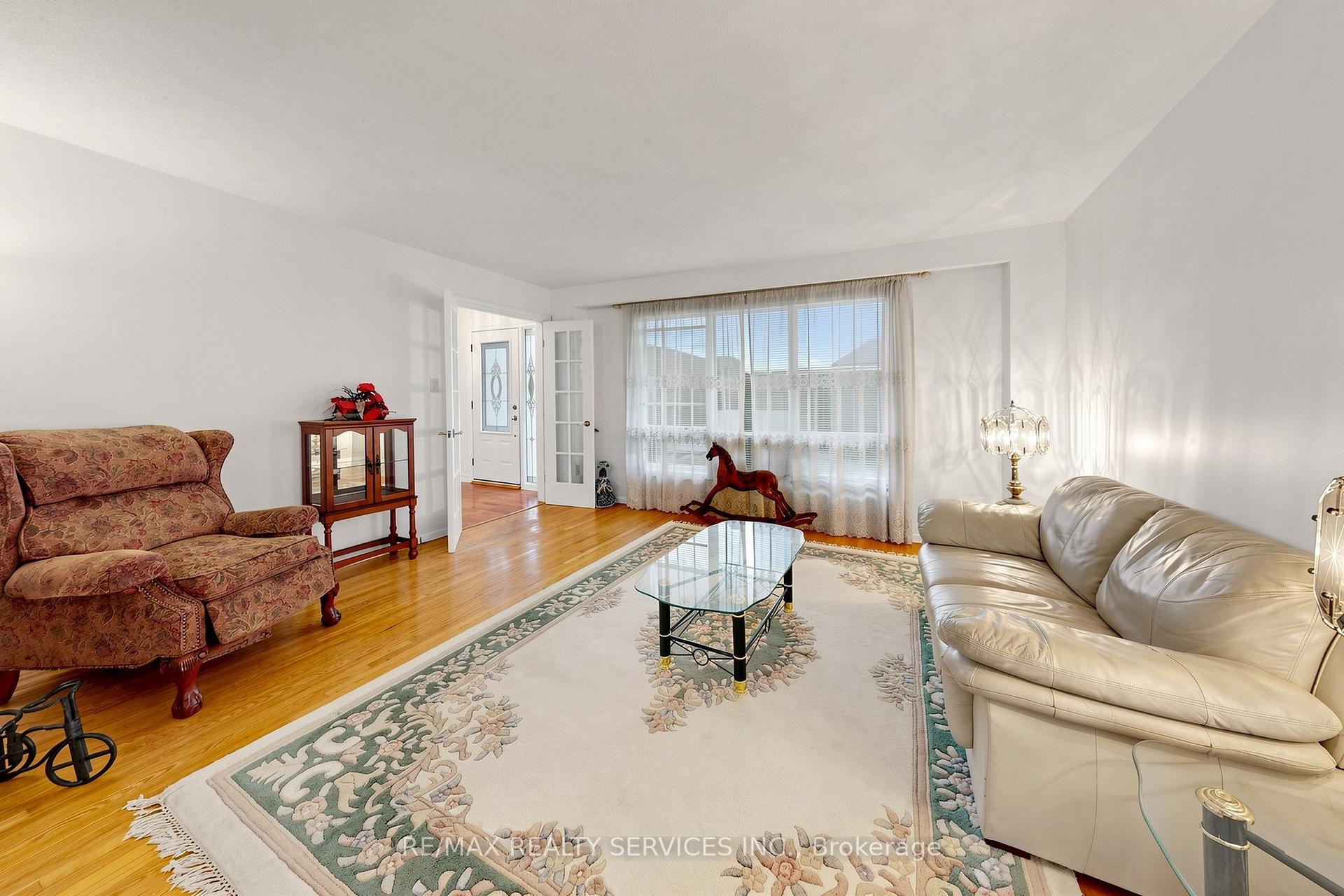 Photo 10 of 25 Malcolm Crescent, Brampton, Central Park — HOMEH