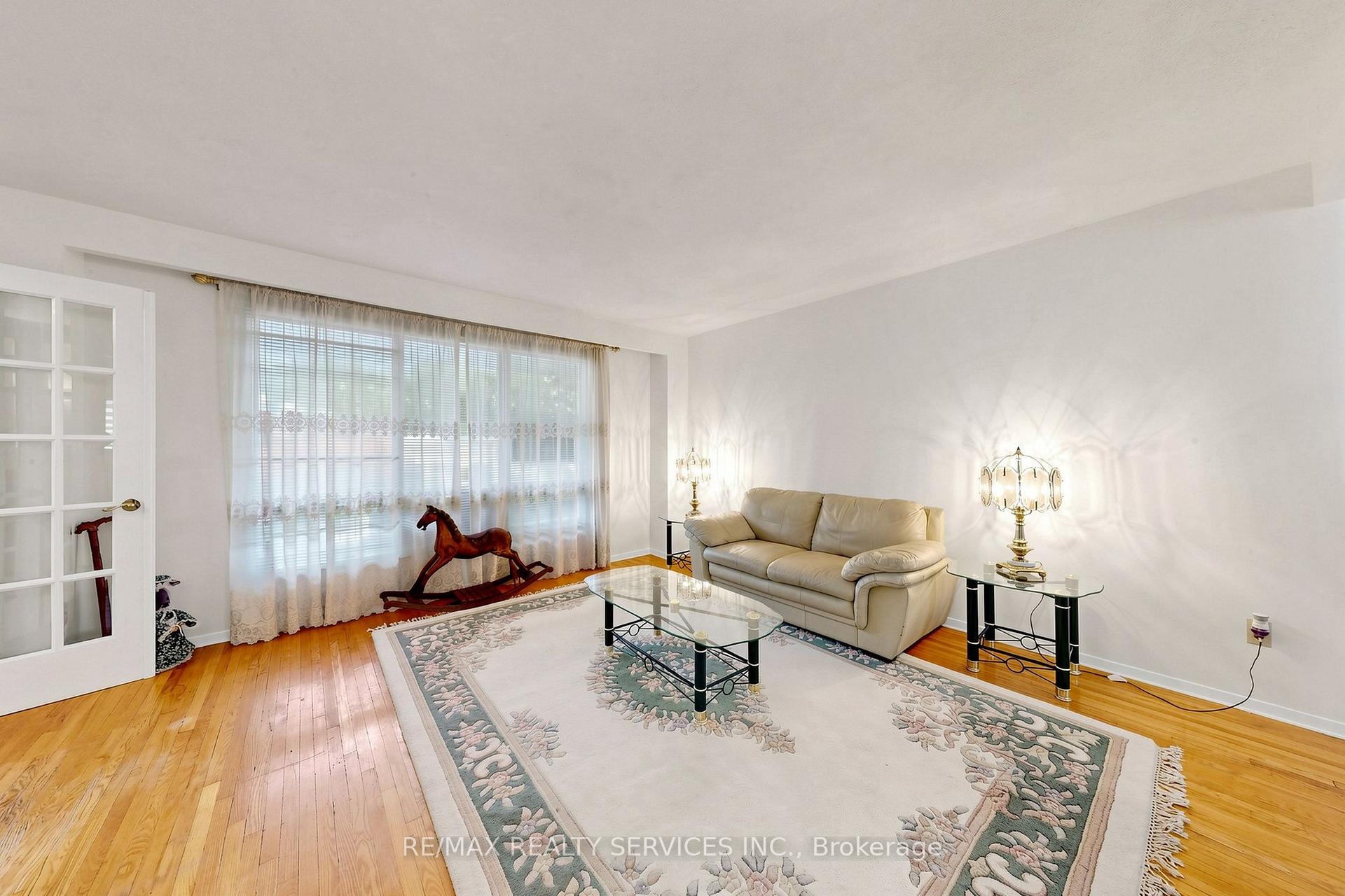 Photo 11 of 25 Malcolm Crescent, Brampton, Central Park — HOMEH