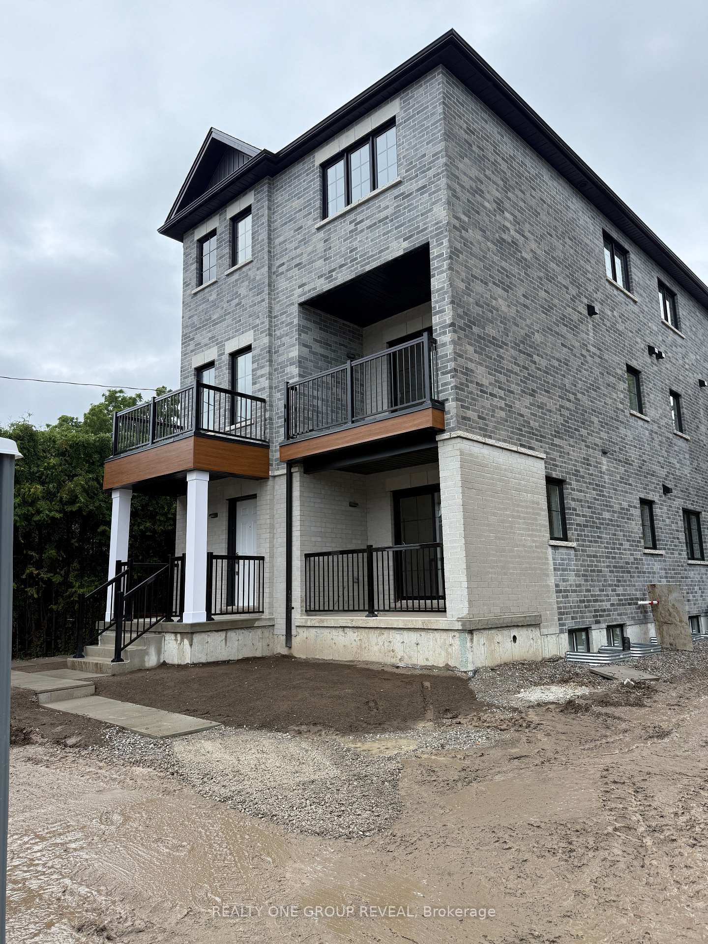 Photo 2 of Unit 1, 24 Queen Street, Clarington, Bowmanville — HOMEH