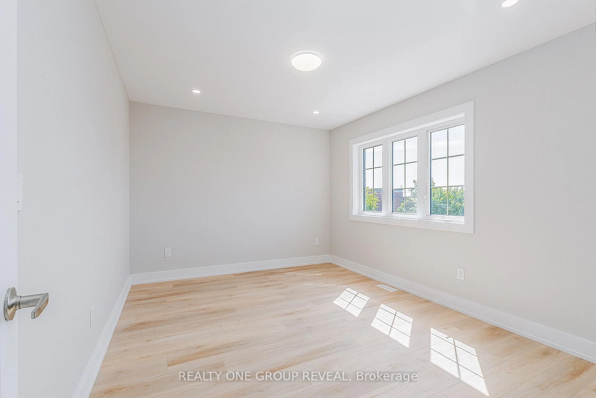 Photo 26 of Unit 2, 24 Queen Street, Clarington, Bowmanville — HOMEH