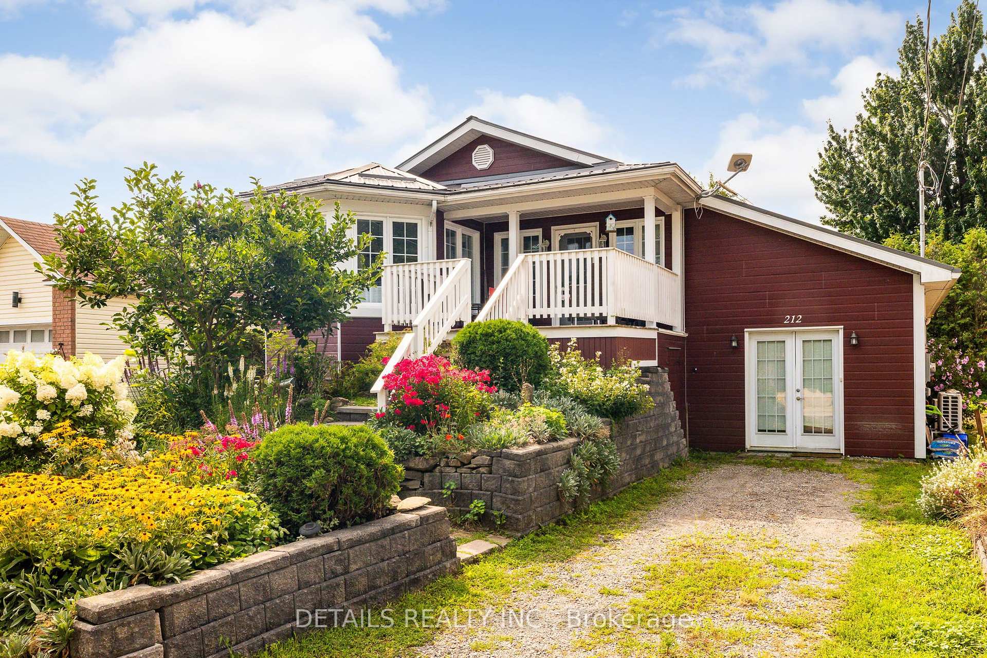 Photo of 212 Wellington Street W