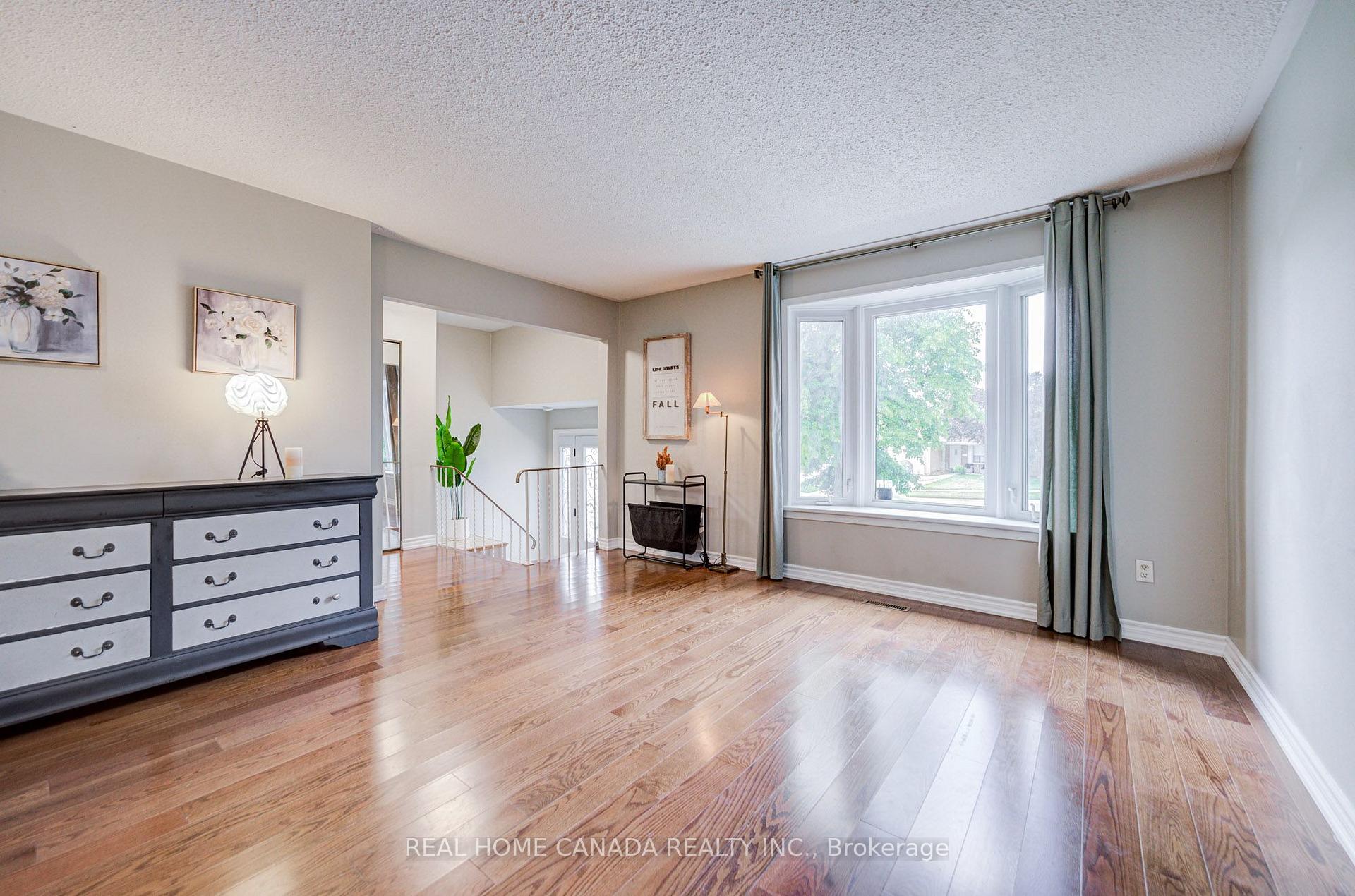 Photo 6 of 19 Hepworth Drive, Etobicoke, Willowridge-Martingrove-Richview — HOMEH