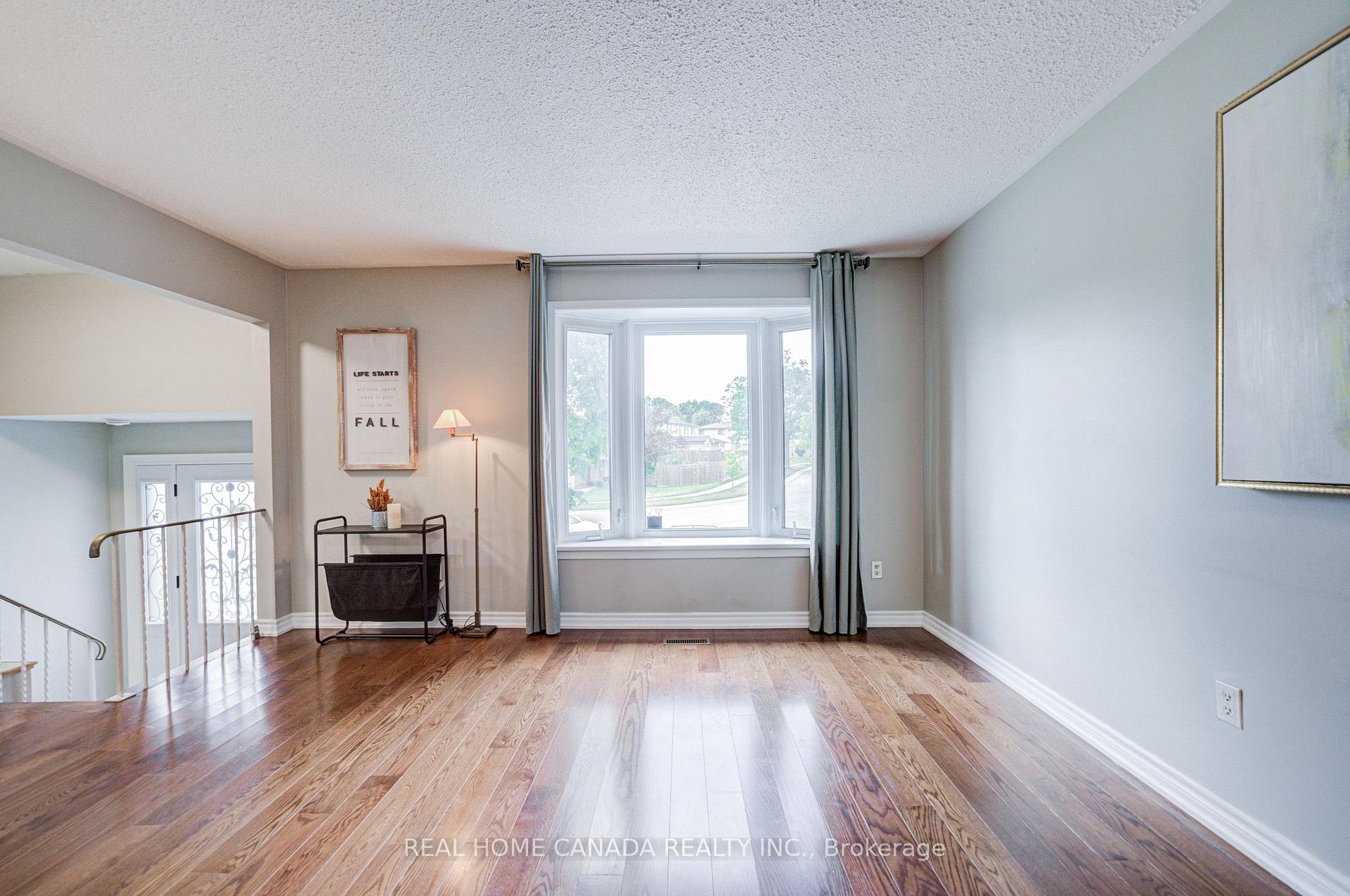 Photo 9 of 19 Hepworth Drive, Etobicoke, Willowridge-Martingrove-Richview — HOMEH