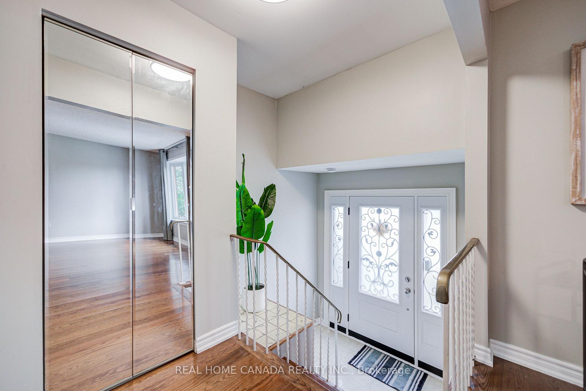 Photo 13 of 19 Hepworth Drive, Etobicoke, Willowridge-Martingrove-Richview — HOMEH
