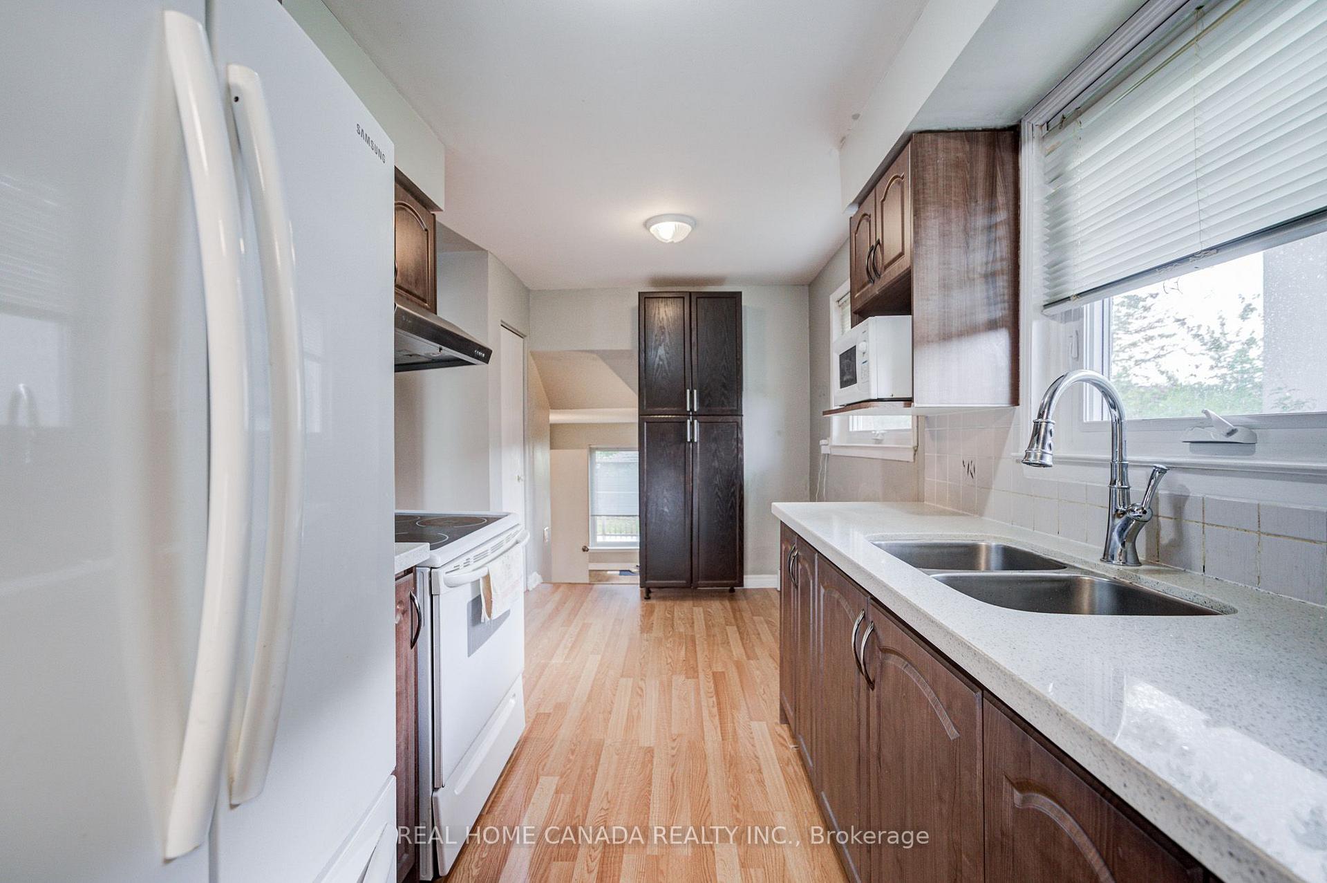 Photo 14 of 19 Hepworth Drive, Etobicoke, Willowridge-Martingrove-Richview — HOMEH